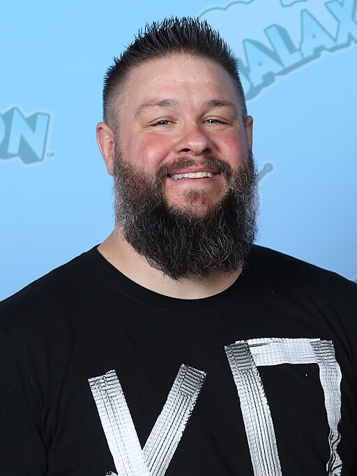 512px-Kevin_Owens_Photo_Op_GalaxyCon_Raleigh_2023